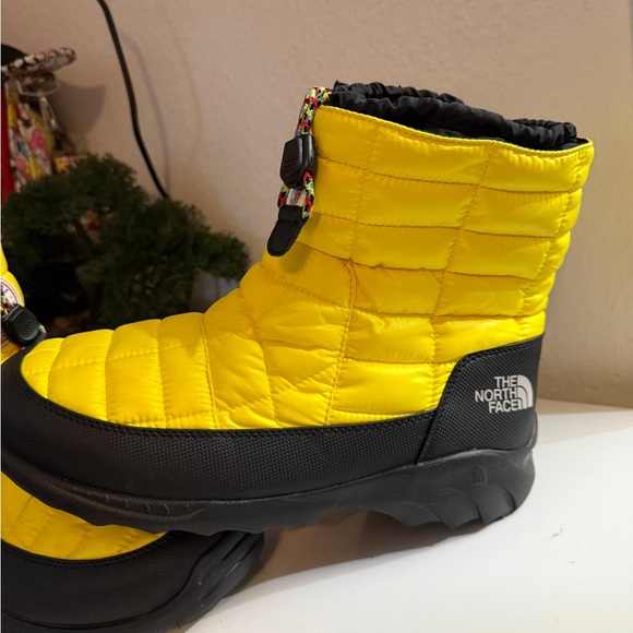 The North Face  Thermoball bootie ii NEW Yellow and Black Quilted Boots - Picture 4 of 8